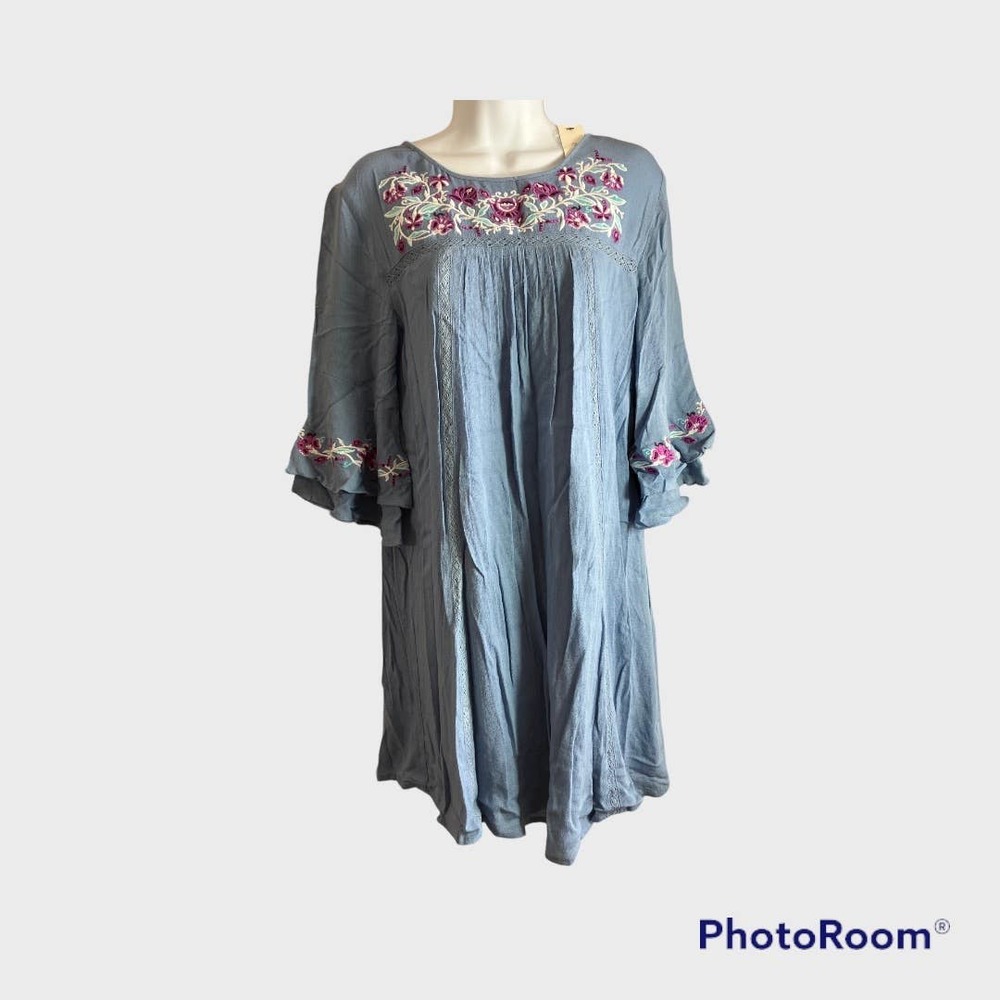 New Francesca’s Pale Blue Floral Embroidered Dress Small